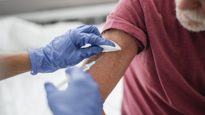 TBE-vaccination bör helst påbörjas i god tid innan fästingsäsongen för fullgott skydd.  Foto: Shutterstock